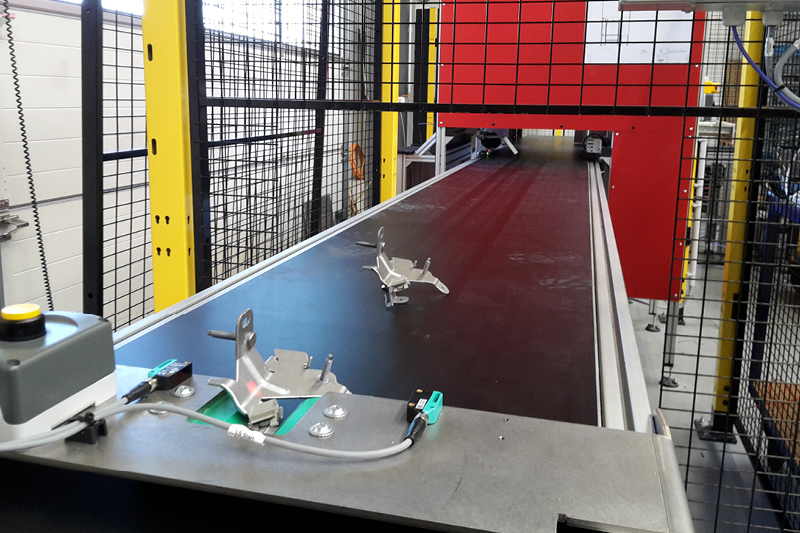 Applikationsbild der Montage von Hitzeschilden in der Automobil-Produktion