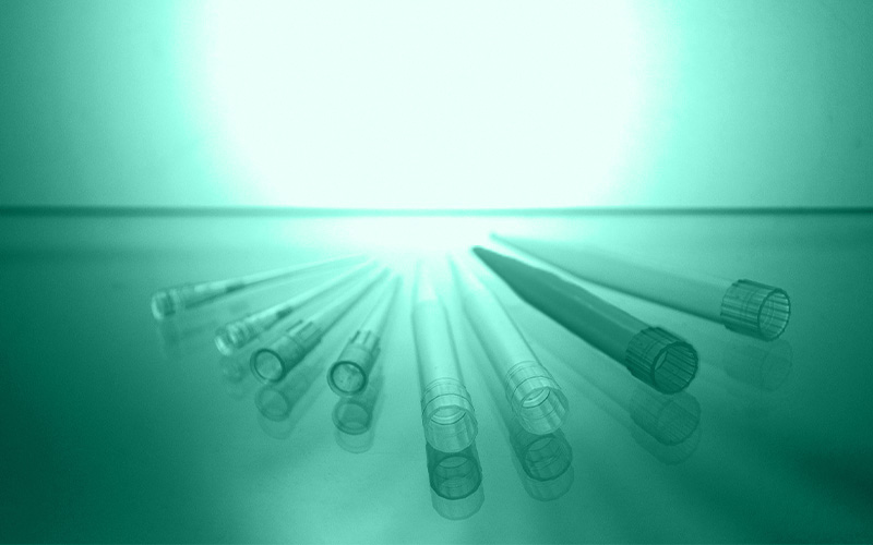 unterschiedliche Arten von Pipettenspitzen, Behältern und Spritzen liegen nebeneinander