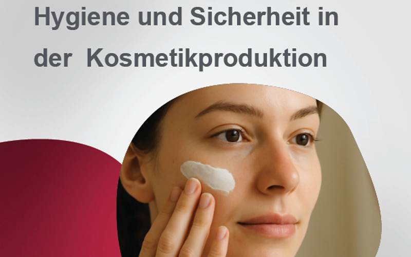 Eine Frau steht vor dem Spiegel und cremt sich ihr Gesicht ein