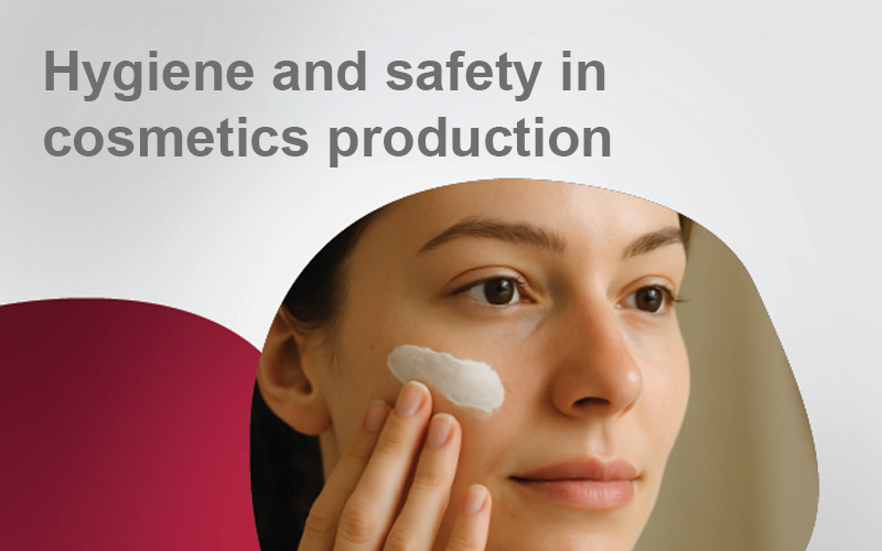 Frau die sich ihr Gesicht eincremt