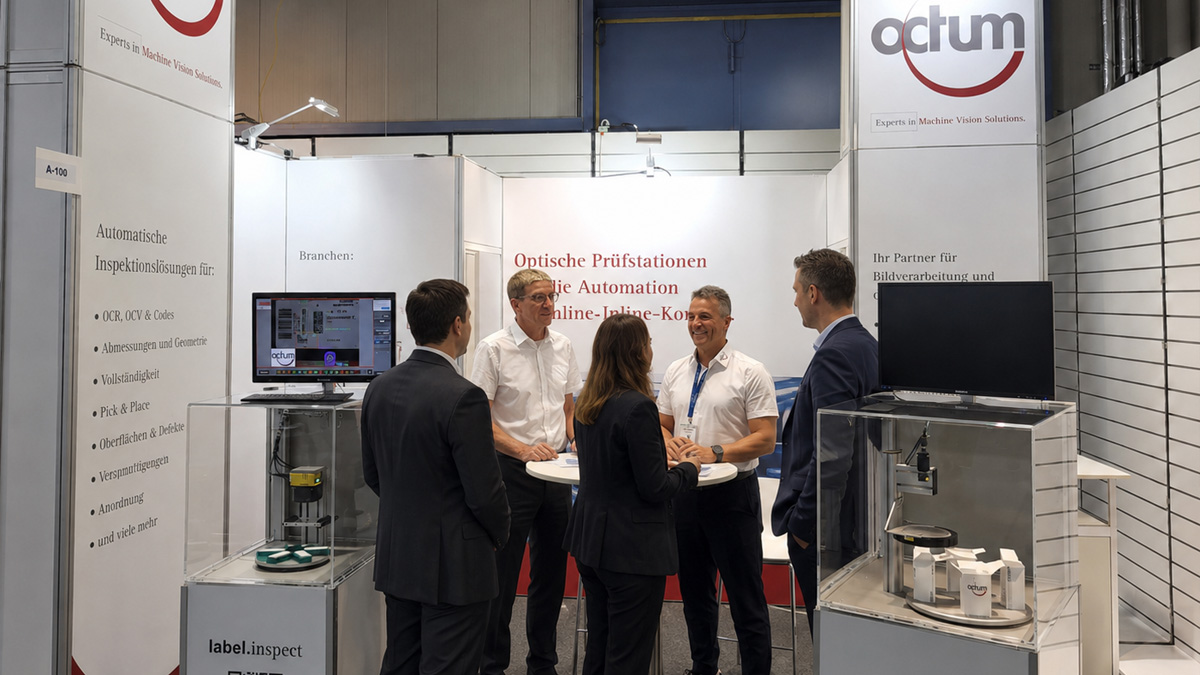 Messebesucher am OCTUM Stand