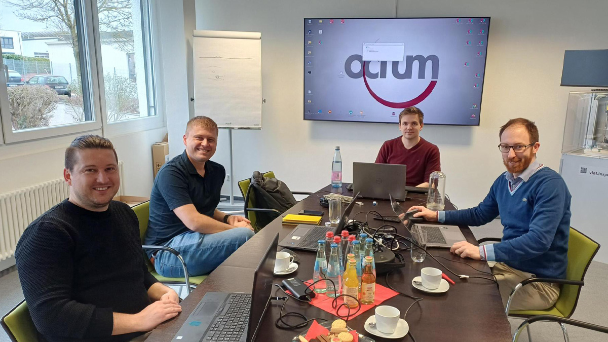 Mitarbeiter von OCTUM und Sartorius sitzen im Besprechungsraum am Tisch